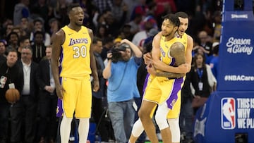 Julis Randle y Kyle Kuzma celebran el game winner de Brandon Ingram en Philadelphia.