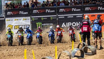 Salida de la carrera de WMX del MXGP de España con Daniela Guillén (255).