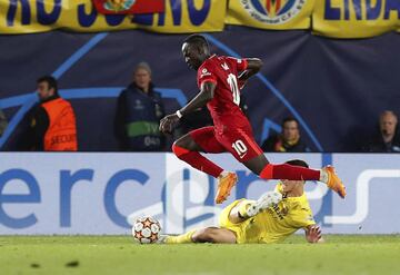 2-3. Sadio Mané marca el tercer gol tras salvar a Juan Foyth y al guardameta Gerónimo Rulli.