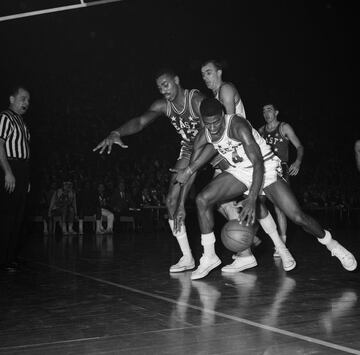 Wilt Chamberlain nunca, jamás, fue eliminado por faltas en un partido de Regular Season. Jugó 1.045 y en ninguno cometió todas las personales. Parece increíble, dado que jugaba de pívot y la cantidad de minutos histórica que disputó. Pero jamás fue expulsado por faltas personales. De hecho, solo promedió 2 en su carrera y solo pasó de esa cifra en una temporada siete veces. Su tope, las 2,6 que cometió por partido en la temporada 1969-70. En playoffs, su media solo sube a 2,6 y solo tres veces pasó de 3 (3,3 como tope). 