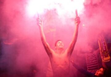 Fan芍ticos del equipo Galatasaray celebran, la Superliga de Campeones de Turqu赤a, en Estambul (Turqu赤a). El Galatasaray logr車 su vig谷simo t赤tulo de campe車n de la Liga turca, tras el empate (2-2) cosechado hoy por el Fenerbahce, segundo clasificado, en su visita al campo del Istanbul Basaksehir.