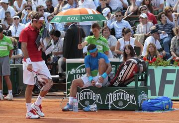 Quien sabe donde habría quedado el descomunal palmarés de Roger Federer si Nadal no se hubiera cruzado en su camino en tantísimas finales, sobre todo, en tierra batida. En ‘su territorio’, el balear encontró en el suizo a una de sus víctimas favoritas, con quien ha firmado el récord histórico de victorias en finales: 11. Así es, Rafa posee el récord de títulos sobre un mismo jugador en arcilla, además del mayor número de partidos ganados en cualquier ronda sobre polvo de ladrillo ante el mismo oponente: 20, ante David Ferrer.