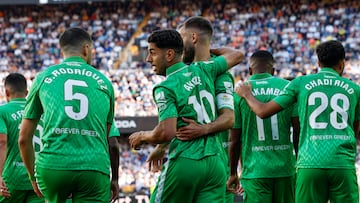 Los jugadores del Betis, ante el Valencia.