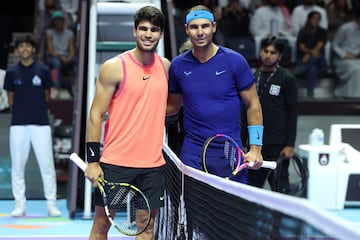 Carlos Alcaraz y Rafa Nadal posan momentos antes de comenzar el encuentro de semifinal del Six Kings Slam.