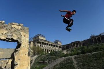 Jóvenes afganos practican sus habilidades de parkour en frente de las ruinas del Palacio Darul Aman en Kabul. Parkour, que se originó en Francia en la década de 1990 y también se conoce como libre en ejecución, consiste en conseguir alrededor de los obstáculos urbanos con una mezcla de ritmo rápido de saltar, saltar, correr y rodar.