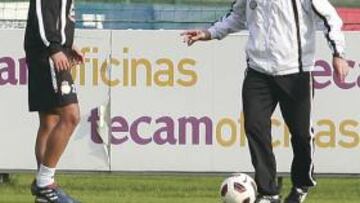 <b>SORPRESA. </b>Lotina ensayó ayer en Abegondo con David Rochela en el centro del campo.