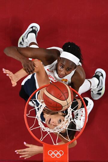 Astou Ndour de España (arriba) y Helena Ciak de Francia miran la canasta en el partido de baloncesto femenino de cuartos de final entre España y Francia. Las españolas cayeron por 64-67.