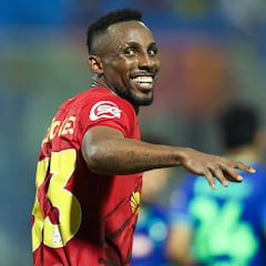 Julián Quiñones anota insólito gol a lo Panenka en Arabia Saudita