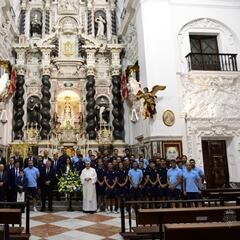 El Cádiz realiza la ofrenda floral y una aficionada exige fichajes