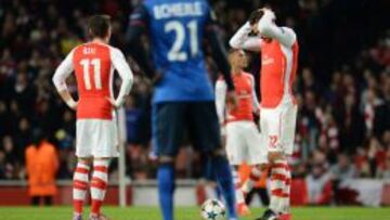 Los jugadores del Arsenal se lamentan tras recibir el segundo gol del Mónaco.
