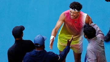 Ben Shelton celebra con su padre y el resto del equipo su victoria contra Lorenzo Sonego en el Open de Australia.