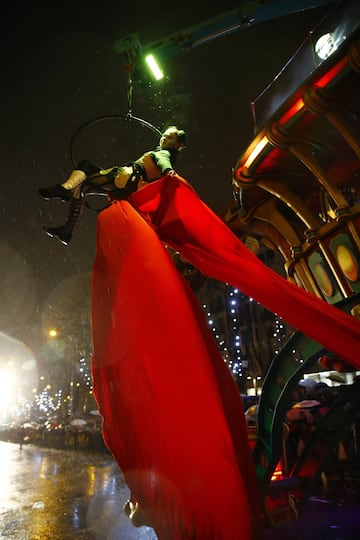 Miles de niños participan en la cabalgata de los Reyes Magos de Madrid, que este año ofrece un homenaje especial al mundo de los inventores.