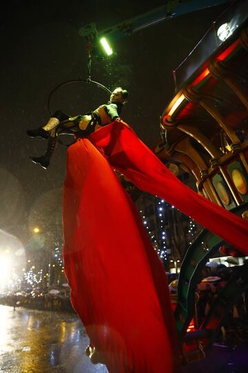 Miles de niños participan en la cabalgata de los Reyes Magos de Madrid, que este año ofrece un homenaje especial al mundo de los inventores.