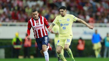 Sergio Flores pelea un balón con Diego Valdés en el Clásico Nacional del Torneo regular del Clausura 2023.