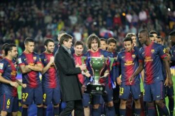 Ttulo de liga nmero veintidos del Barcelona en el a?o 2013. Tito Vilanova, Abidal y Puyol ofrecen el ttulo a la aficin.