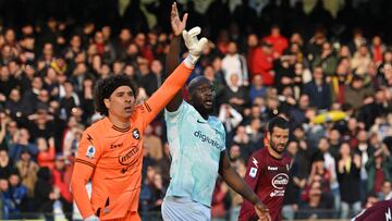 Un enorme Guillermo Ochoa rescató el empate con la Salernitana
