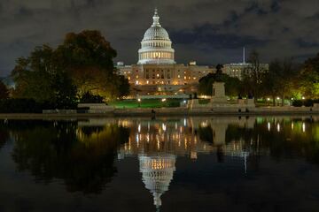 El Capitolio, Wahsington D.C, al caer la noche durante las  elecciones presidenciales de Estados Unidos.