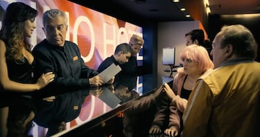 El actor hizo de recepcionista del hotel donde se alojan los protagonistas. La escena sirvió para reencontrarse en escena con Fernando Esteso con el que hizo pareja cómica en 9 películas entre 1979 y 1984.