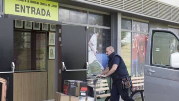 El voto por correo a las elecciones de la Federaci&oacute;n llegando ayer a la Ciudad del F&uacute;tbol de Las Rozas.