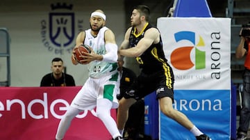 Mike Tobey defiende a Jerome Jordan.