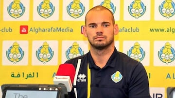 El futbolista holand&eacute;s Wesley Sneijder durante una rueda de prensa con el club qatar&iacute; Al Gharafa Sports Club.