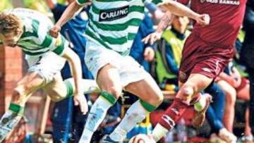 <b>DE VERDIBLANCO A BLANQUIAZUL. </b>Nakamura será el primer futbolista que pise este césped virgen.