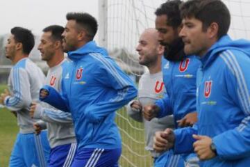 Los jugadores de Universidad de Chile Gonzalo Jara, Gustavo Lorenzetti, Jean Beausejour, Gonzalo Espinoza y Lorenzo Reyes son fotografiados  durante  el entrenamiento  en las canchas del CDA en Santiago, Chile.