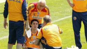 <b>INGRESADO.</b> El delantero rumano ha sufrido un encontronazo con su compañero Marius Niculae.