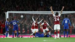 Giroud da la victoria al Arsenal en un partido loco ante Leicester. El conjunto de Shakespeare se adelantó en el marcador hasta en dos ocasiones pero los 'gunners' remontaron el partido en dos minutos. 

Goles: Arsenal (Lacazette, Welbeck, Ramsey y Giroud) | Liecester (Okazaki y Vardy). 