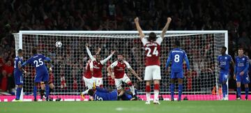 Giroud da la victoria al Arsenal en un partido loco ante Leicester. El conjunto de Shakespeare se adelantó en el marcador hasta en dos ocasiones pero los 'gunners' remontaron el partido en dos minutos. 

Goles: Arsenal (Lacazette, Welbeck, Ramsey y Giroud) | Liecester (Okazaki y Vardy). 