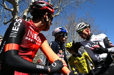 Primoz Roglic dialogando con Juan Ayuso durante la 104.ª Volta Ciclista a Cataluña 2025.