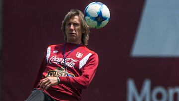 Peru's coach Ricardo Gareca kicks a ball as he conducts a training session in Lima on October 2, 2017 ahead of their upcoming 2018 World Cup football qualifier matches against Argentina and Colombia. / AFP PHOTO / Ernesto BENAVIDES