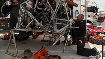 PAZ009. LA PAZ (BOLIVIA), 12/01/2018.- Mecánicos trabajan en la reparación y preparación de los vehículos durante la jornada de receso del Rally Dakar 2018 hoy, viernes 12 de enero de 2018, en La Paz (Bolivia). El Dakar 2018 se toma este viernes un respiro en La Paz, con una jornada de descanso, antes de afrontar la segunda y última parte del rally, la más decisiva de todas, que se correrá por el altiplano boliviano y el noroeste de Argentina. EFE/David Fernández
