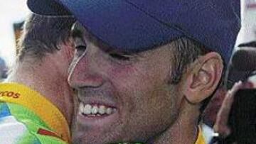 <b>FELIZ.</B> Valverde es felicitado por uno de sus compañeros del Kelme.