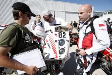 Aficionados saludan el paso de vehículos participantes en el Rally Dakar 2015.