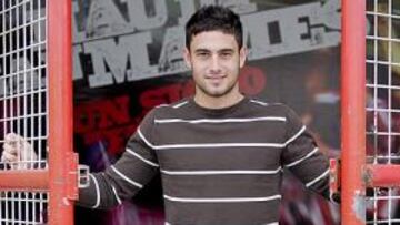 <b>EN EL CANDELERO. </b>Igor Martínez, saliendo ayer del entrenamiento a puerta cerrada de San Mamés, se aferra a la titularidad.