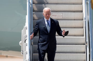 El presidente de los Estados Unidos ha aterrizado en la base aérea de Torrejón de Ardoz para acudir a la cumbre de la OTAN. Biden ha llegado a España en su avión Air Force One, blindado incluso ante una explosión nuclear y capaz de repostar desde el aire. El presidente estadounidense ha sido recibido por el rey Felipe VI al bajar del avión.