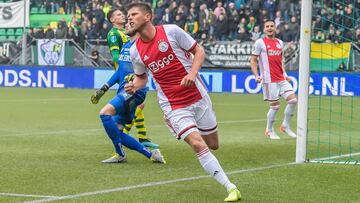 El Ajax de Van de Beek se aferra al liderato