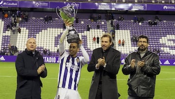 14/11/19 PARTIDO AMISTOSO TROFEO CIUDAD DE VALLADOLID   REAL VALLADOLID  -  GAZ METAN   ANUAR RECOGE EL TROFEO DE CAMPEONES