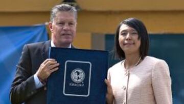 Ricardo Peláez al lado del entrenador y capitanes del América durante el evento con la representante del embajador japonés en México, Mio Otashiro.