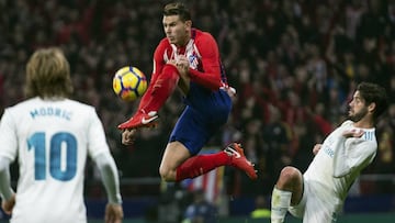 Lucas Hern&aacute;ndez salta a cortar un bal&oacute;n ante Isco y Modric en el Atl&eacute;tico-Real Madrid del s&aacute;bado en el Wanda.