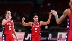 Kelsey Plum celebra junto a Sabrina Ionescu en el partido ante Corea