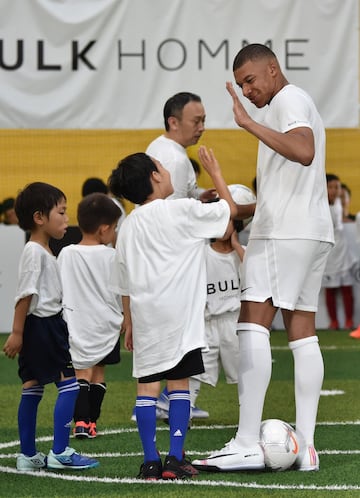 El delantero del París Saint-Germain Kylian Mbappé se encuentra en la capital japonesa por motivos publicitarios donde ha disfrutado con niños del Fútbol Sala.
