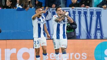 LEGANÉS (MADRID), 09/11/2024.- El delantero del Leganés Miguel de la Fuente (d) celebra con Munir El Haddadi tras marcar ante el Sevilla, durante el partido de LaLiga que UD Leganés y Sevilla FC disputan este sábado en el estadio de Butarque. EFE/Borja Sánchez-Trillo