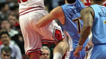 Pau Gasol lanza ante Joffrey Lauvergne.