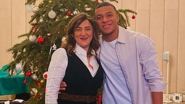 Kylian Mbappé con su madre y también representante, Fayza Lamari.