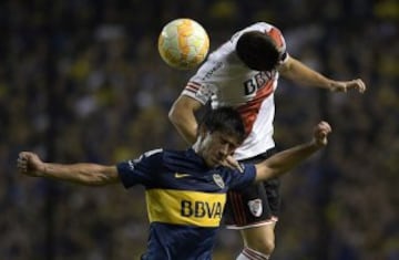 Argentina's River Plate midfielder Matias Kranevitter (R) jumps for a header with Argentina's Boca Juniors midfielder Pablo Perez, during their Copa Libertadores 2015 round before the quarterfinals second leg football match at the "Bombonera" stadium in Buenos Aires, Argentina, on May 14, 2015.    AFP PHOTO / JUAN MABROMATA