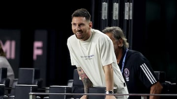 FORT LAUDERDALE, FLORIDA - APRIL 03: Lionel Messi #10 of Inter Miami looks on from the sidelines during the second half in the game against Monterrey in the quarterfinals of the Concacaf Champions Cup - Leg One at Chase Stadium on April 03, 2024 in Fort Lauderdale, Florida.   Megan Briggs/Getty Images/AFP (Photo by Megan Briggs / GETTY IMAGES NORTH AMERICA / Getty Images via AFP)