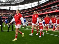 LONDON, ENGLAND - NOVEMBER 08: Mariona Caldentey and Alessia Russo of Arsenal walk out prior to the Barclays Women's Super League match between Arsenal and Chelsea FC at Emirates Stadium on November 08, 2025 in London, England. (Photo by Alex Burstow/Arsenal FC via Getty Images)
