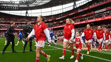 LONDON, ENGLAND - NOVEMBER 08: Mariona Caldentey and Alessia Russo of Arsenal walk out prior to the Barclays Women's Super League match between Arsenal and Chelsea FC at Emirates Stadium on November 08, 2025 in London, England. (Photo by Alex Burstow/Arsenal FC via Getty Images)